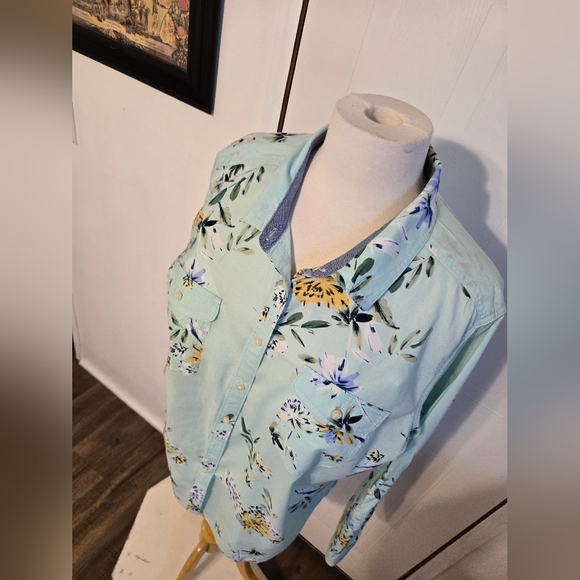 St Johns Bay.     Button-down top.  236 - Picture 3 of 4